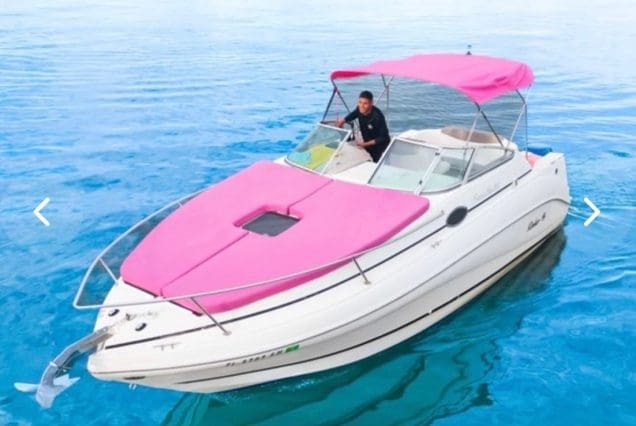 28FT PINK RINKER Miami bow seating area with panoramic views of Miami’s waterways